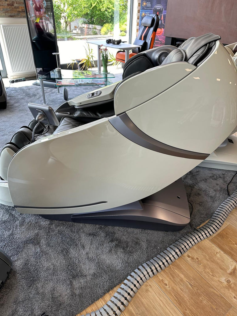 卡萨达 Skyliner II 展示台，白色/灰色